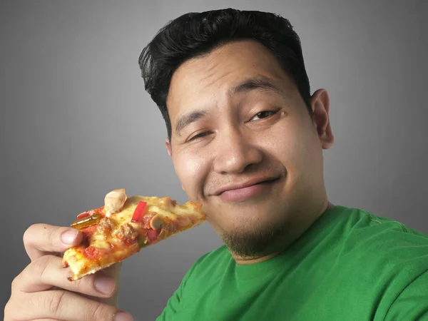 Zabawny Azjata je pizzę — Zdjęcie stockowe
