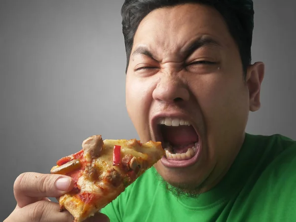 Pizza yiyen komik Asyalı adam. — Stok fotoğraf