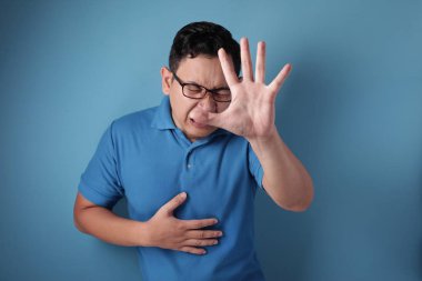 Üzgün genç adam gösteren teslim jest ağlıyor