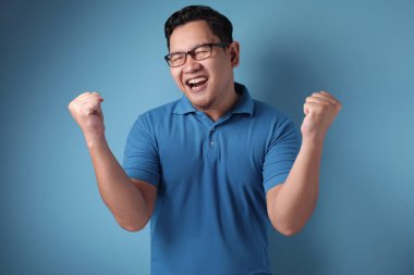 Mutlu Asyalı Komik Adam Zaferi Kutluyor