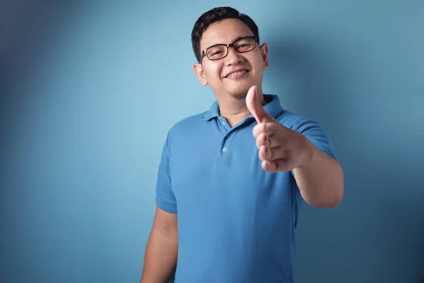 Joven ofreciendo apretón de manos — Foto de Stock