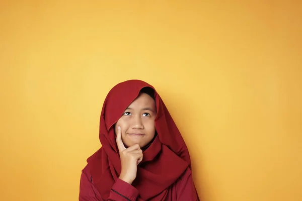 Aziatisch tiener moslim meisje op zoek omhoog en denken — Stockfoto