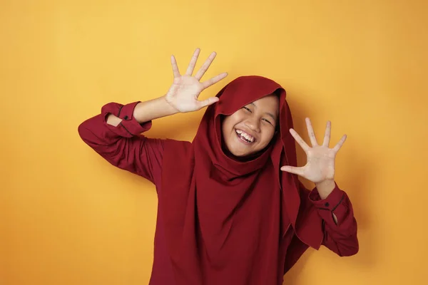 Menina adolescente muçulmana feliz sorrindo e acenando para a câmera — Fotografia de Stock