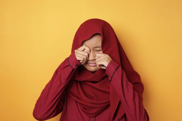 Азиатская мусульманская девочка-подросток плачет — стоковое фото