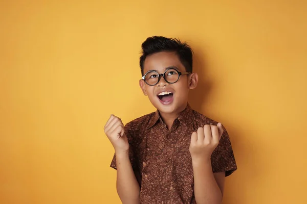 Inteligentny azjatycki chłopiec pokazuje zwycięski Gesture — Zdjęcie stockowe