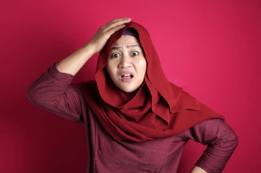 Müslüman Kadın Kafası Karışık ve Endişeli Hareket