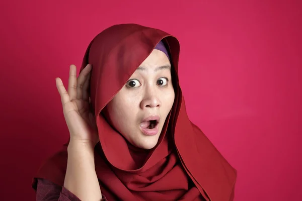 Paní muslimka pozorně naslouchala, ruku na uchu — Stock fotografie