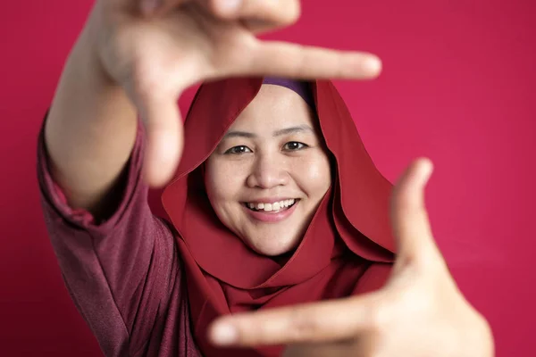 Retrato Mulher Muçulmana Asiática Feliz Sorrindo Para Câmera Enquanto Enquadra — Fotografia de Stock