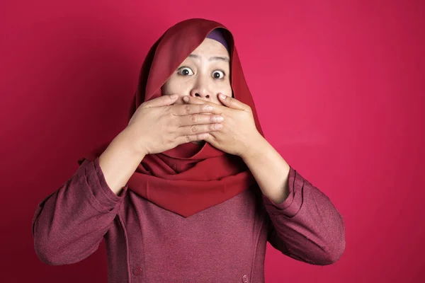 Musulmane dame choqué et fermer sa bouche — Photo