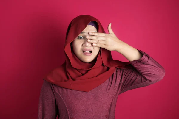 Мусульманская женщина подглядывает сквозь пальцы — стоковое фото