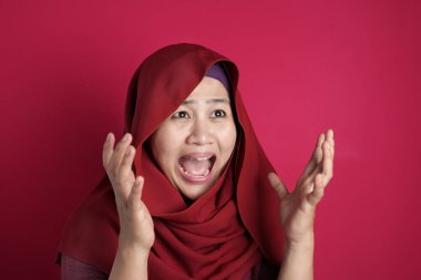 Müslüman kadın gösterir kızgın jest olarak
