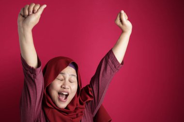 Müslüman Kadın Kazanan Hareketlerle Bağırıyor