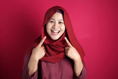 Kendinden Emin Müslüman Lady Gülümseyen ve Kendini İşaret