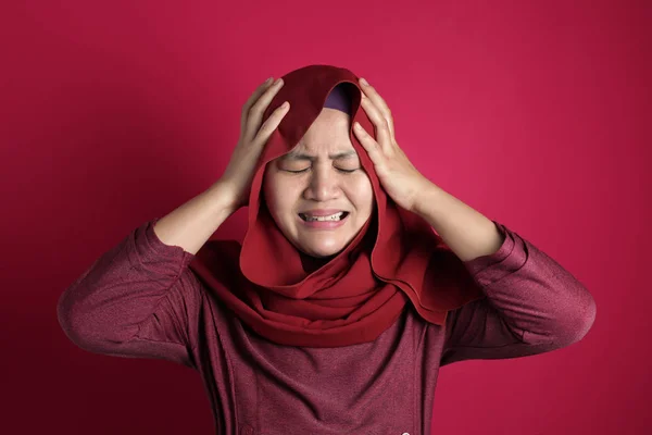 Estressado muçulmano senhora tendo dor de cabeça — Fotografia de Stock