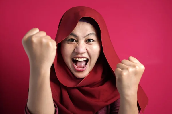 Muslim Lady Gritando Gritando con Gesto Ganador —  Fotos de Stock