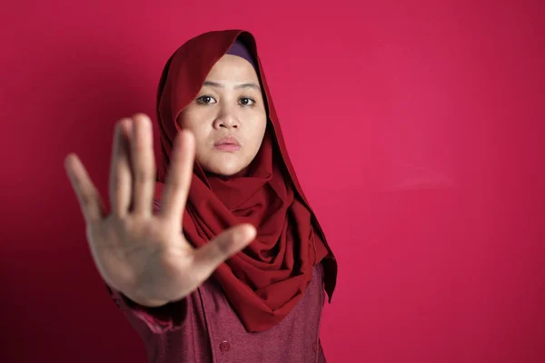 Muzułmanka w czerwonych pokazach Stop Gesture — Zdjęcie stockowe