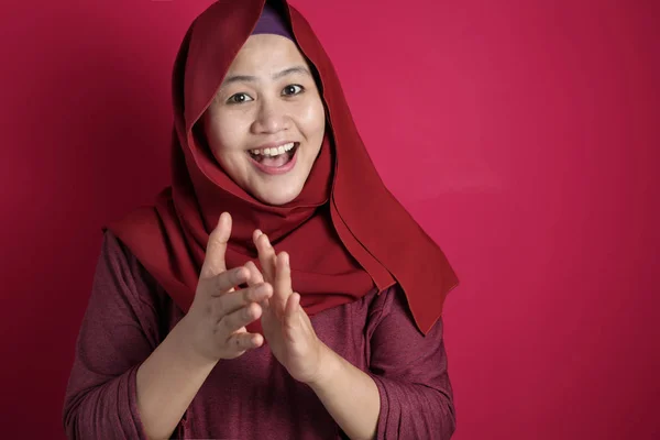 Feliz ásia muçulmano mulher palmas mãos — Fotografia de Stock
