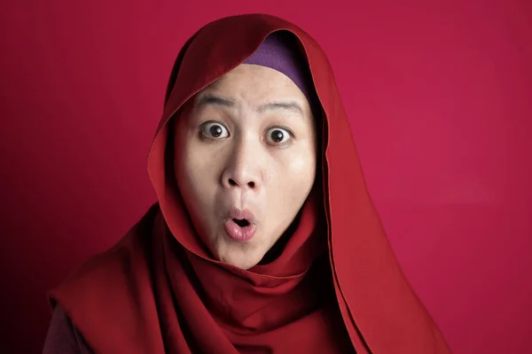 Ładna pani muzułmańskich pokazuje szoku zaskoczony twarz z otwartymi ustami — Zdjęcie stockowe