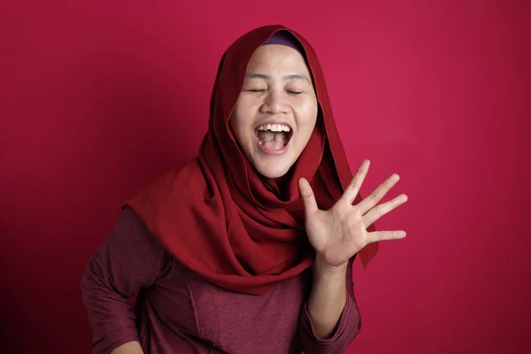 Счастливая смешная азиатская мусульманка, танцующая полную радости — стоковое фото