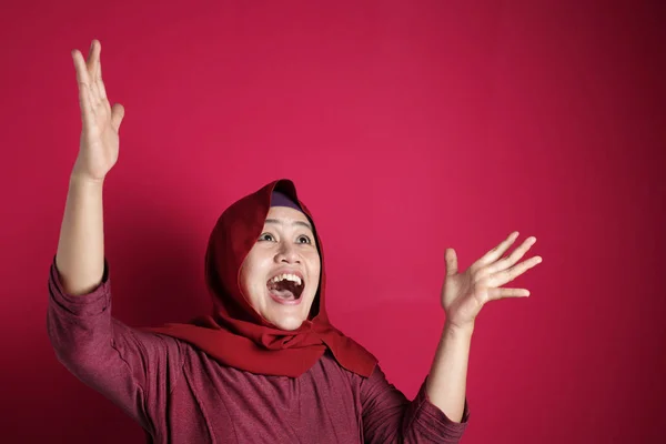 Mujer musulmana feliz muestra ganadora saludo gesto algo —  Fotos de Stock