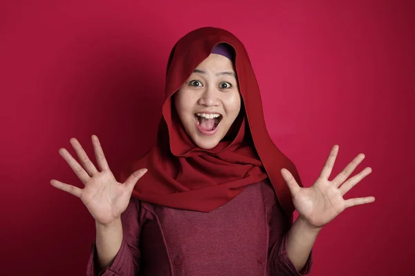 Cute Muslim Lady Menunjukkan Terkejut Wajah dengan Mata Besar dan — Stok Foto