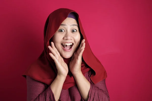 Schattige moslim dame toont geschokt verrast gezicht met grote ogen en — Stockfoto