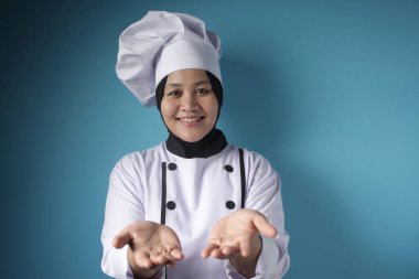 Asyalı Kadın Aşçı Boş Avucunda Bir Şey Gösteriyor, 