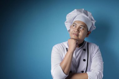 Asyalı Erkek Aşçı Bir şey Düşünüyor