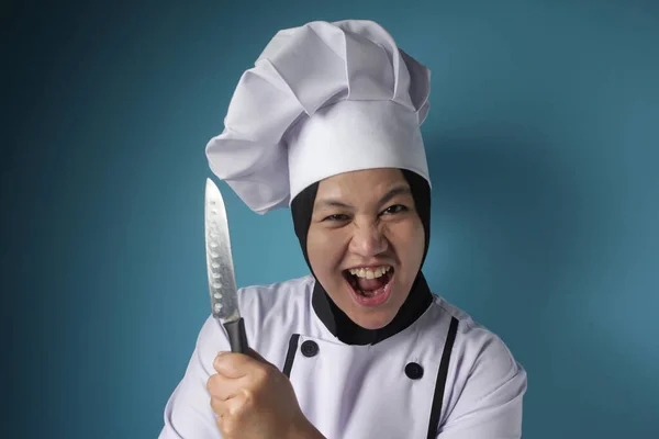 Kungfu Chef, Femme chef montre couteau, prêt à cuisiner — Photo