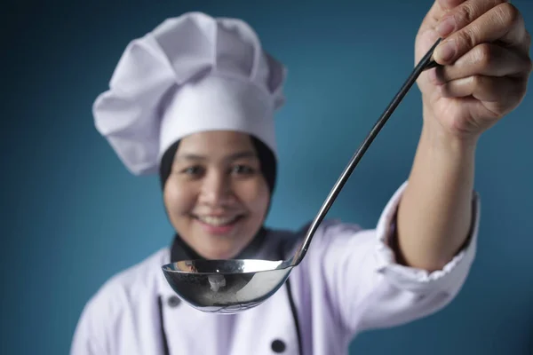 Aziatische vrouw chef-kok maken soep, chef-kok Holding keuken tool Ladle — Stockfoto
