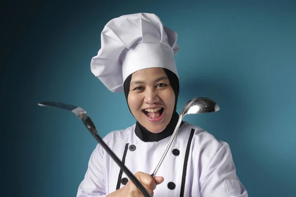 Kungfu Chef, Woman Chef Holding Ladle and Spatula, Ready to Cook — Stock Photo, Image