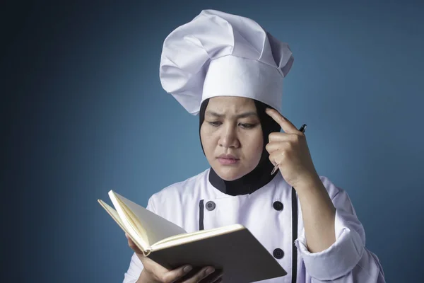 Vrouw Chef Lezen Boek van Recepten — Stockfoto