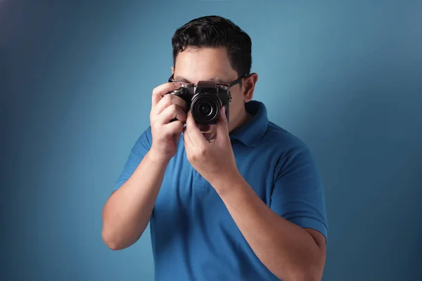 Giovane uomo sparare con la sua fotocamera — Foto Stock