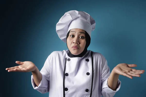 Aziatische vrouwelijke chef-kok Shrugging schouder, ik weet niet gebaren — Stockfoto