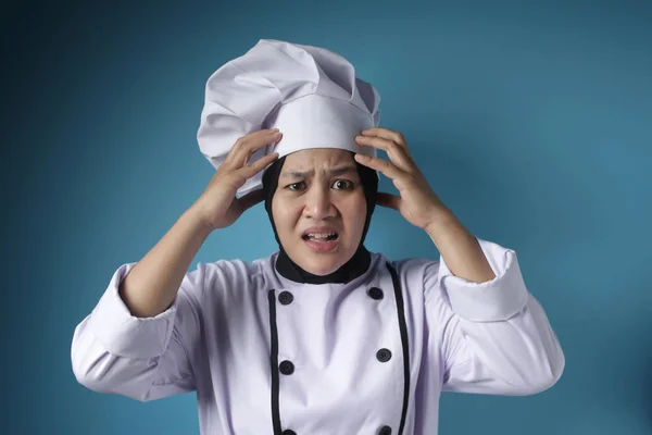 Vrouwelijke aziatische chef toont geschokt bezorgd expressie — Stockfoto