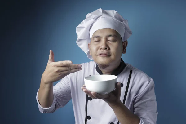 Aziatische chef ruikt aroma van zijn kok — Stockfoto