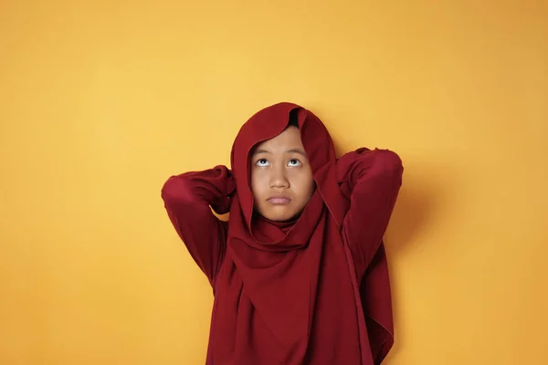 Asijské dospívající muslim dívka hledáte nahoru a myšlení — Stock fotografie