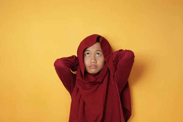 Ásia teen muçulmano menina olhando para cima e pensando — Fotografia de Stock