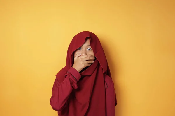 Moslim tiener meisje geschokt en sluiten haar mond — Stockfoto