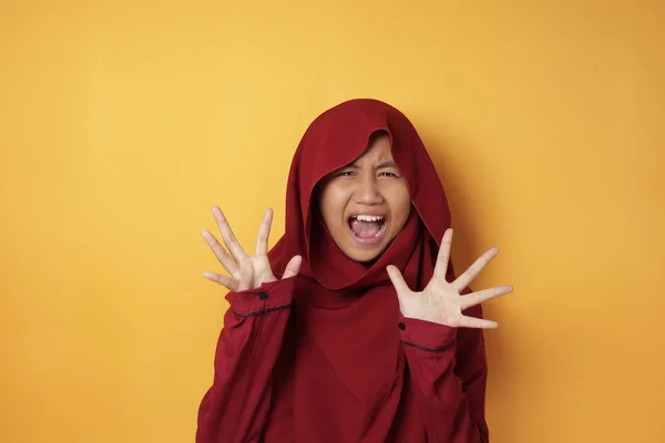 Мусульманская девушка кричит шокированные или испуганные выражения — стоковое фото