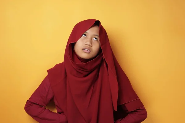 Μουσουλμάνα έφηβος κορίτσι δείχνει εκνευρισμένη έκφραση — Φωτογραφία Αρχείου