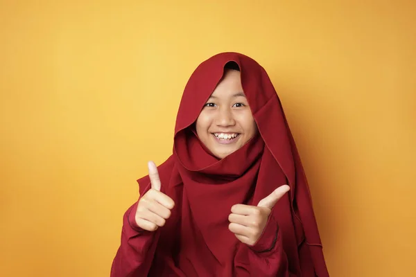 Muselman Teenage Girl visar Tummen upp Gesture — Stockfoto