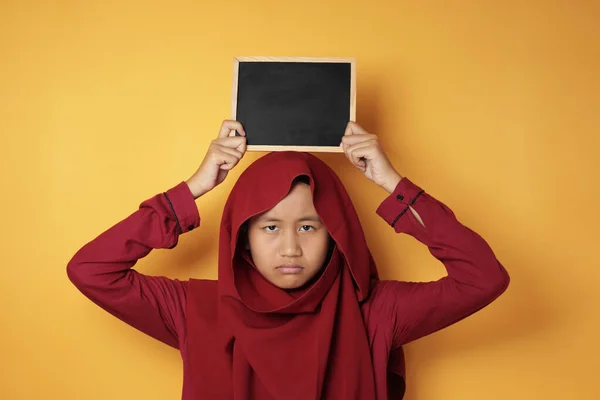 空を示す悲しいアジアのイスラム教徒の十代の女の子｜Blackboardヘルプ — ストック写真