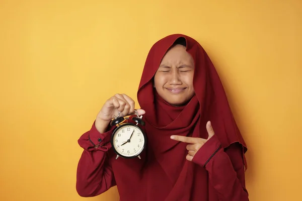 Joven adolescente asiático musulmán chica preocupado por el tiempo —  Fotos de Stock