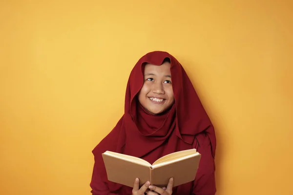 Menina adolescente muçulmana lendo livro e pensamento, feliz sorrindo Exp — Fotografia de Stock