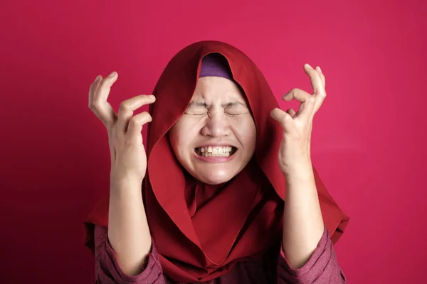 Senhora muçulmana em mostra irritado gestos — Fotografia de Stock