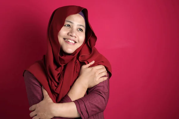 穆斯林妇女拥抱她的自我 — 图库照片