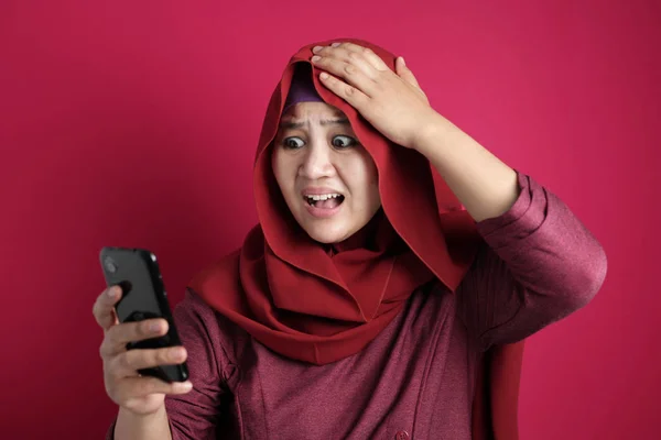 Muslim Woman Shocked Expression, Looking at Her Phone — ストック写真