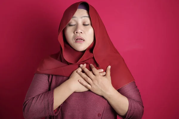 胸の痛みを持つイスラム教徒の女性 — ストック写真