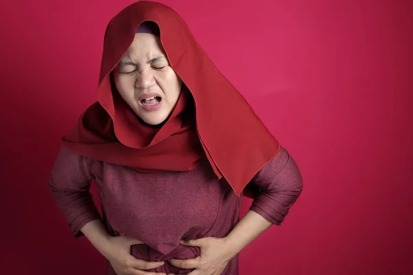 Muslimsk kvinna lider av magont — Stockfoto